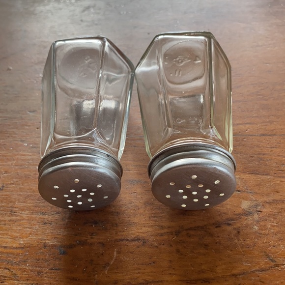 Vintage pair of pressed glass octagon shaped clear glass salt/pepper shakers - Picture 3 of 8